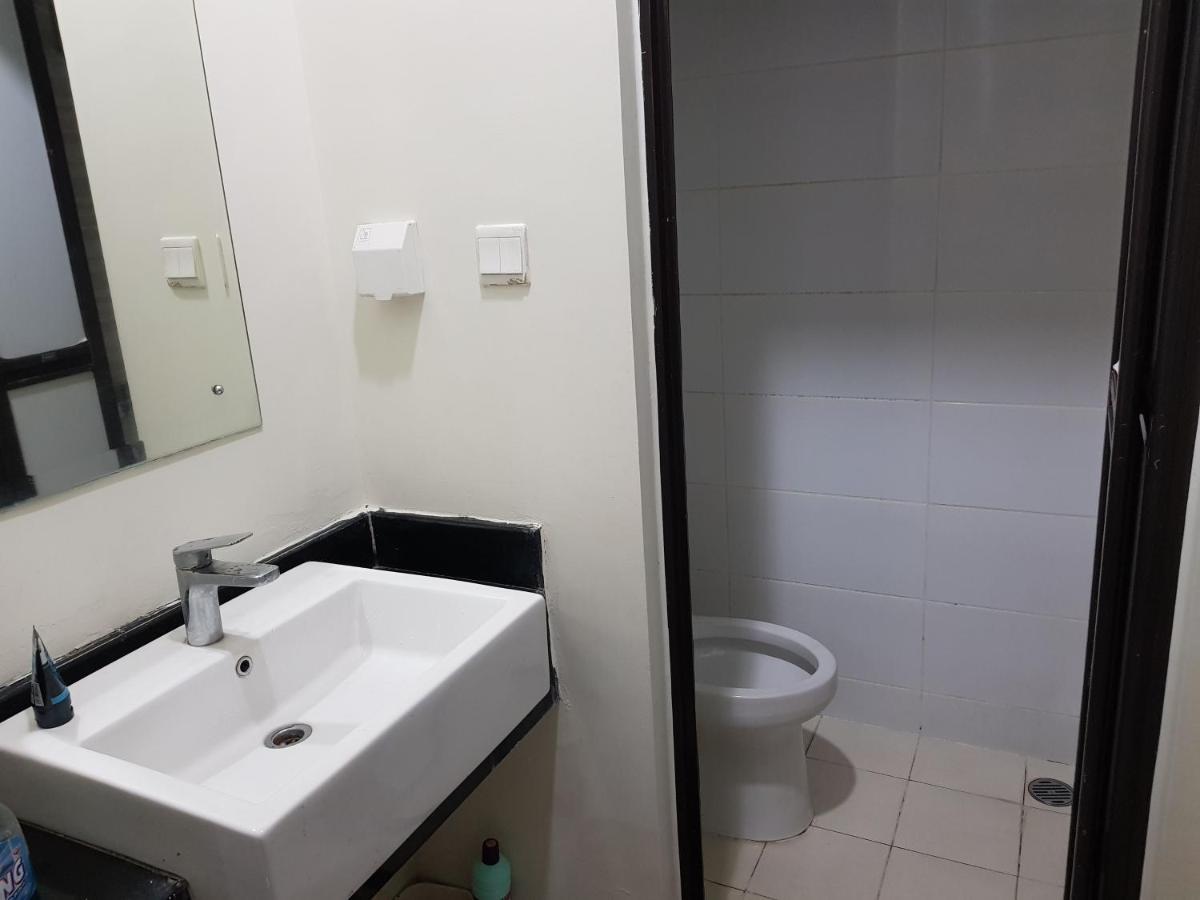 Aloha Guest House - 1 Male Only Tangerang Exteriör bild