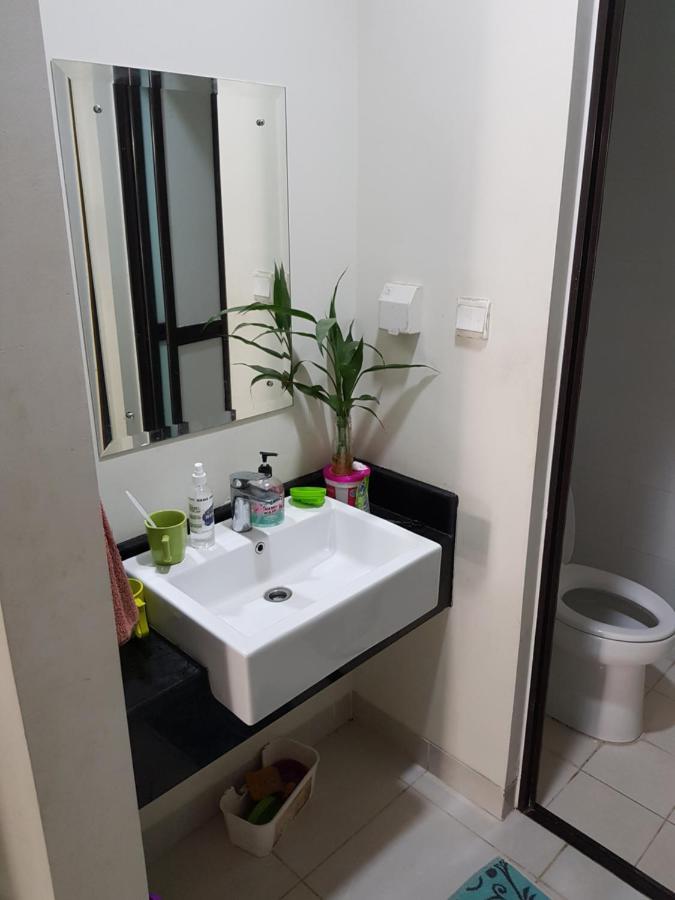 Aloha Guest House - 1 Male Only Tangerang Exteriör bild